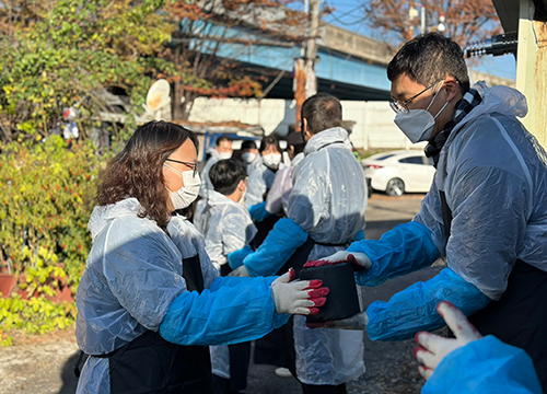 연탄을 옮기는 사람들